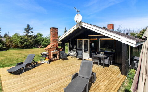 Weland - 800M from the Sea: Roof, Home, Door, Cottage, Shade, Siding, Yard, Estate, Backyard