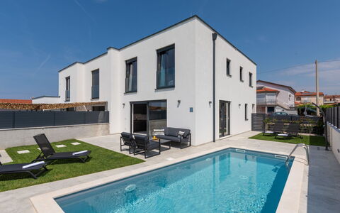 Villa Valero: Cloud, Table, Sky, Furniture, Property, Chair, Building, Water, Outdoor Furniture, Interior Design