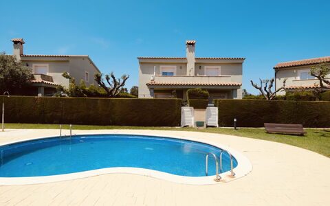 Villa Mallorca: Flower, Water, Plant, Sky, Building, Swimming Pool, Tree, Body Of Water, Petal, Window