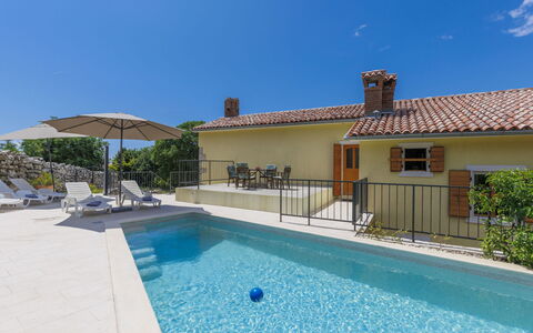 Lucija: Water, Sky, Building, Window, Swimming Pool, Azure, Shade, Composite Material, Real Estate, Leisure