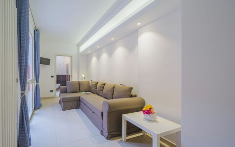 Appartamento Leonardo: Water, Sky, Building, Window, Swimming Pool, Azure, Shade, Composite Material, Real Estate, Leisure