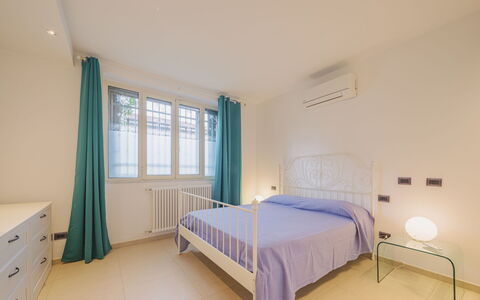 Appartamento Leonardo: Water, Sky, Building, Window, Swimming Pool, Azure, Shade, Composite Material, Real Estate, Leisure
