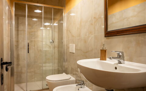 Villa Belvedere - Ambra: Bathroom, Plumbing Fixture, Flooring, Bathroom Sink, Wall, Interior Design, Sink, Floor, Tap, Mirror