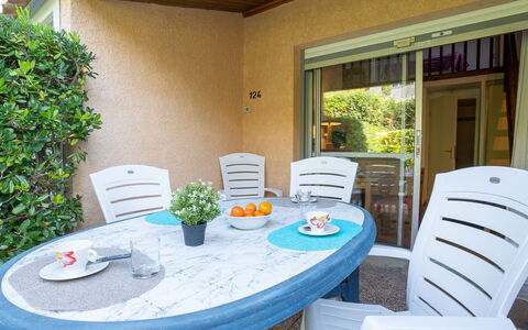 Le Jardin de Matisse: Plant, Furniture, Table, Property, Chair, Window, Azure, Interior Design, Building, Architecture