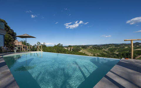 Relais Casa Clara - Roero - Langhe, Piemonte: Sky, Cloud, Water, Swimming Pool, Building, Azure, Plant, Body Of Water, Shade, Leisure