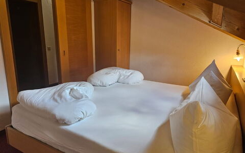 Ischgl 111: Comfort, Building, Wood, Bed Frame, Architecture, Interior Design, Pillow, Floor, Bed, Hardwood