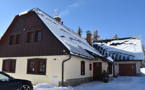 Anenské Údolí: Sky, Snow, Building, Property, Window, Wheel, House, Slope, Cottage