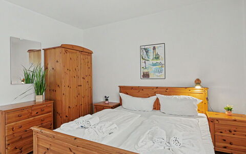 Zempin 160: Furniture, Bed, Interior Design, Bedroom, Floor, Flooring, Wood, Bedding, Drawer, Bed Sheet