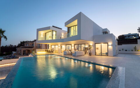 Luz: Water, Sky, Property, Building, Plant, Window, Swimming Pool, Tree, House, Residential Area