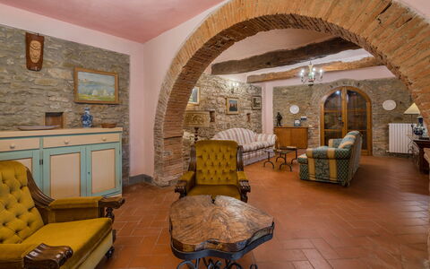 Borgo La Casina - Badia Agnano, Toscana: Property, Building, Picture Frame, Wood, Interior Design, Flooring, Floor, House, Living Room, Decoration