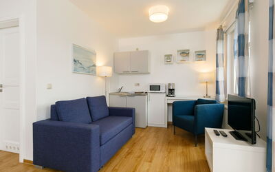 App.17 Zinnowitzer Hof 101.1: Furniture, Couch, Building, Table, Comfort, Flooring, Living Room, Floor, Houseplant, Wall