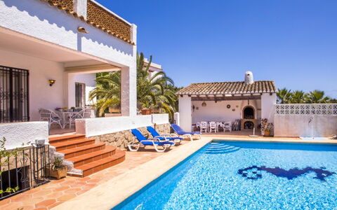 Casa Moser: Sky, Cloud, Water, Building, Plant, Azure, Tree, Swimming Pool, Condominium, Shade