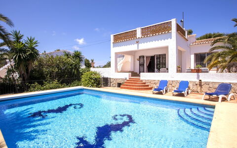 Casa Moser: Sky, Cloud, Water, Building, Plant, Azure, Tree, Swimming Pool, Condominium, Shade