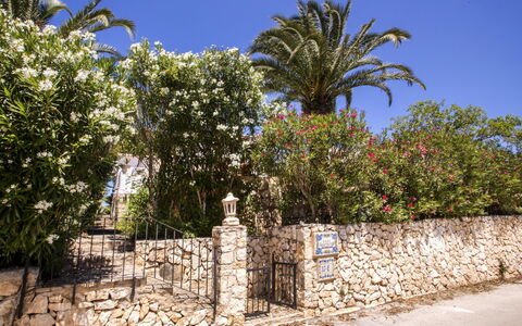 Casa Moser: Sky, Cloud, Water, Building, Plant, Azure, Tree, Swimming Pool, Condominium, Shade