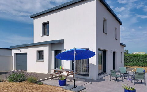 Les Agapanthes: Building, Window, House, Home, Residential Area, Facade, Roof, Door, Composite Material, Concrete