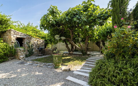 Le Mas D'Adélaïs: Sky, Cloud, Water, Building, Plant, Azure, Tree, Swimming Pool, Condominium, Shade