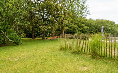 Penhors: Plant, Sky, Fence, Natural Landscape, Tree, Land Lot, Grass, Shrub, Cloud, Home Fencing