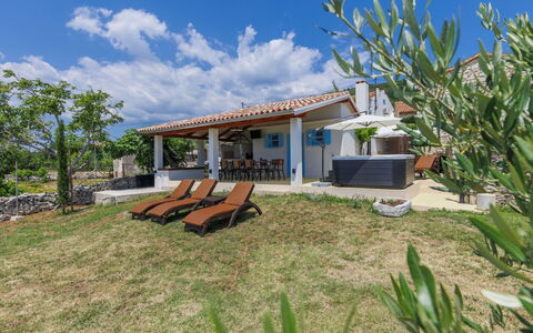 Di Nelo: Water, Sky, Table, Furniture, Property, Chair, Azure, Outdoor Table, Outdoor Furniture, Tableware