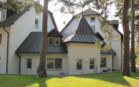 Koserow 185: Sky, Plant, Building, Window, Tree, Land Lot, Grass, House, Cottage, Siding