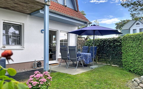 Zinnowitz 111: House, Shrub, Home, Residential Area, Porch, Door, Shade, Outdoor Furniture, Cottage, Garden
