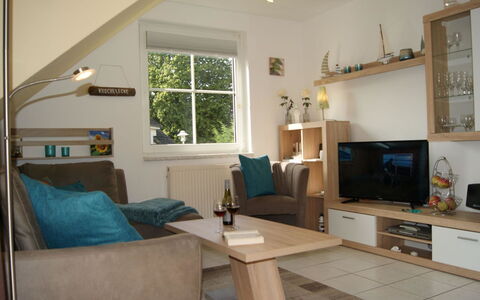 Bredi: Furniture, Property, Couch, Table, Picture Frame, Interior Design, Lighting, Wood, Living Room, Window