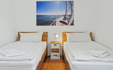 Usedomer Seekiste: Flooring, Floor, Wood, Bedroom, Bed, Interior Design, Bed Sheet, Bedding, Furniture, Throw Pillow