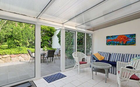Usedomer Seekiste: Furniture, Interior Design, Chair, Outdoor Furniture, Shade, Glass, Flowerpot, Houseplant, Patio, Porch