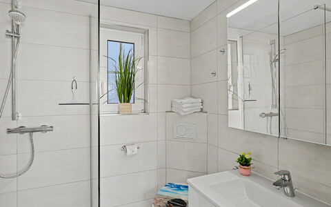 Usedomer Seekiste: Bathroom, Plumbing Fixture, Interior Design, Sink, Flooring, Bathroom Sink, Floor, Tap, Bathroom Cabinet, Plumbing