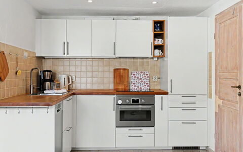 Usedomer Seekiste: Kitchen Appliance, Kitchen, Countertop, Cabinetry, Major Appliance, Flooring, Furniture, Wood, Interior Design, Home Appliance