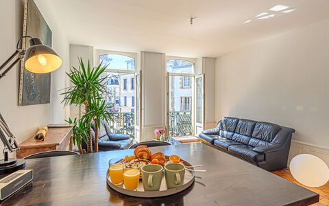 An'Alré: Furniture, Table, Sky, Chair, Wood, Interior Design, Tree, Floor, Shade, Building