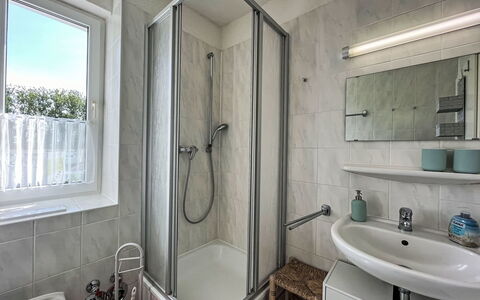 Karsten: Mirror, Tap, Plumbing Fixture, Property, Sink, Window, Bathroom, Bathroom Cabinet, Bathroom Sink