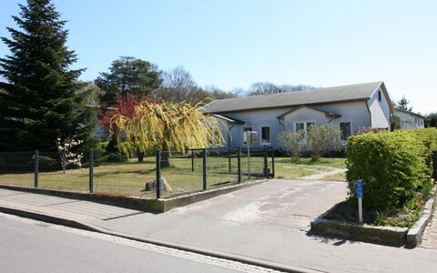 Tauber: Water, Plant, Property, Building, Swimming Pool, Azure, Window, Architecture, Leisure, Residential Area