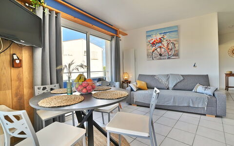 Horizon: Water, Plant, Property, Building, Swimming Pool, Azure, Window, Architecture, Leisure, Residential Area