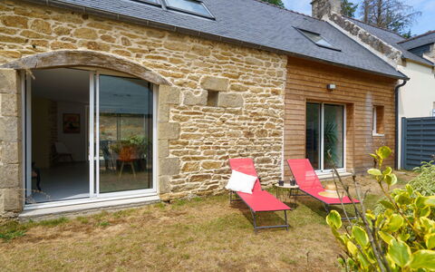Pointe du Raz: Flower, Plant, Furniture, Property, Window, Building, Green, Chair, Table, Sky