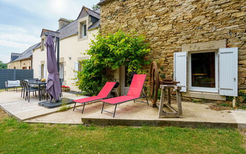 La Torche: Flower, Plant, Furniture, Property, Window, Building, Green, Chair, Table, Sky
