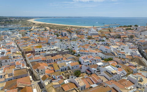 Dona Ana: Sky, Building, Cloud, Azure, Water, House, Urban Design, Coastal And Oceanic Landforms, Cityscape, Horizon