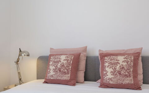 Dona Meia Praia: Furniture, Property, Comfort, Textile, Wood, Pillow, Interior Design, Floor, Rectangle, Hardwood