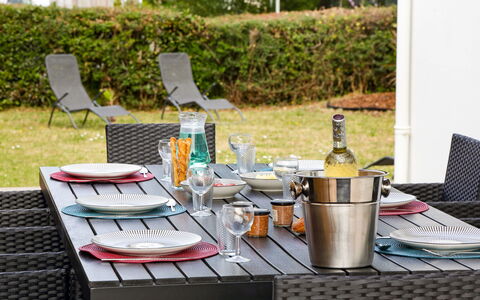 La Villa Dorée: Water, Table, Sky, Cloud, Furniture, Plant, Property, Chair, Azure, Outdoor Table