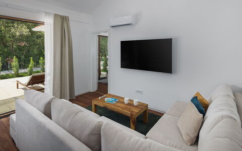 Accommodation:&nbsp;Luxury Bay Villa with Private Hot Tub 313.3