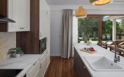 Accommodation:&nbsp;Luxury Bay Villa with Private Hot Tub 313.5