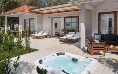 Accommodation:&nbsp;Luxury Bay Villa with Private Hot Tub 313.3