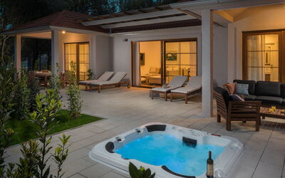 Accommodation:&nbsp;Luxury Bay Villa with Private Hot Tub 313.3