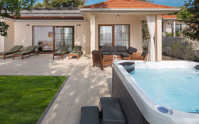 Accommodation:&nbsp;Luxury Bay Villa with Private Hot Tub 313.4