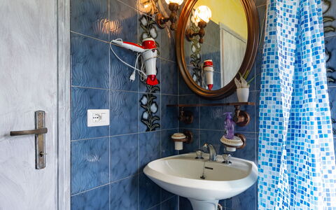 Leonardo: Mirror, Tap, Plumbing Fixture, Sink, White, Building, Azure, Bathroom, Bathroom Sink, Purple