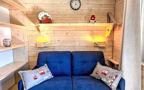 Val Thorens 540: Wood, Interior Design, Furniture, Flooring, Floor, Room, Couch, Ceiling, Living Room, Wood Stain