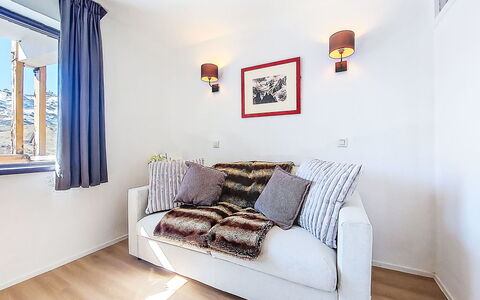 Val Thorens 540: Furniture, Interior Design, Room, Flooring, Apartment, Couch, Floor, Ceiling, Home, Lighting