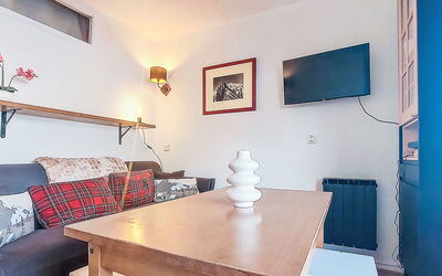 Les Olympiades 540.5: Furniture, Interior Design, Wall, Flooring, Wood, Ceiling, Floor, Room, Lighting, Living Room