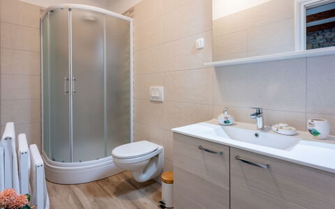 Lukata: Mirror, Plumbing Fixture, Tap, Property, Bathroom Cabinet, Sink, Bathroom Sink, Bathroom, Interior Design, Wood