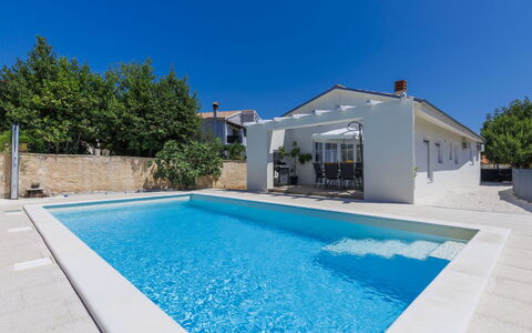 Noce: Water, Sky, Building, Property, Swimming Pool, Plant, Azure, Shade, House, Rectangle