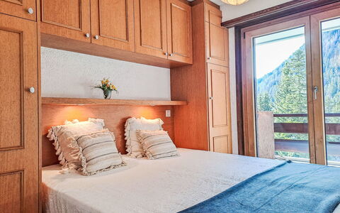 Champex 220: Furniture, Interior Design, Wood, Flooring, Floor, Room, Bedroom, Bed, Ceiling, Wood Stain